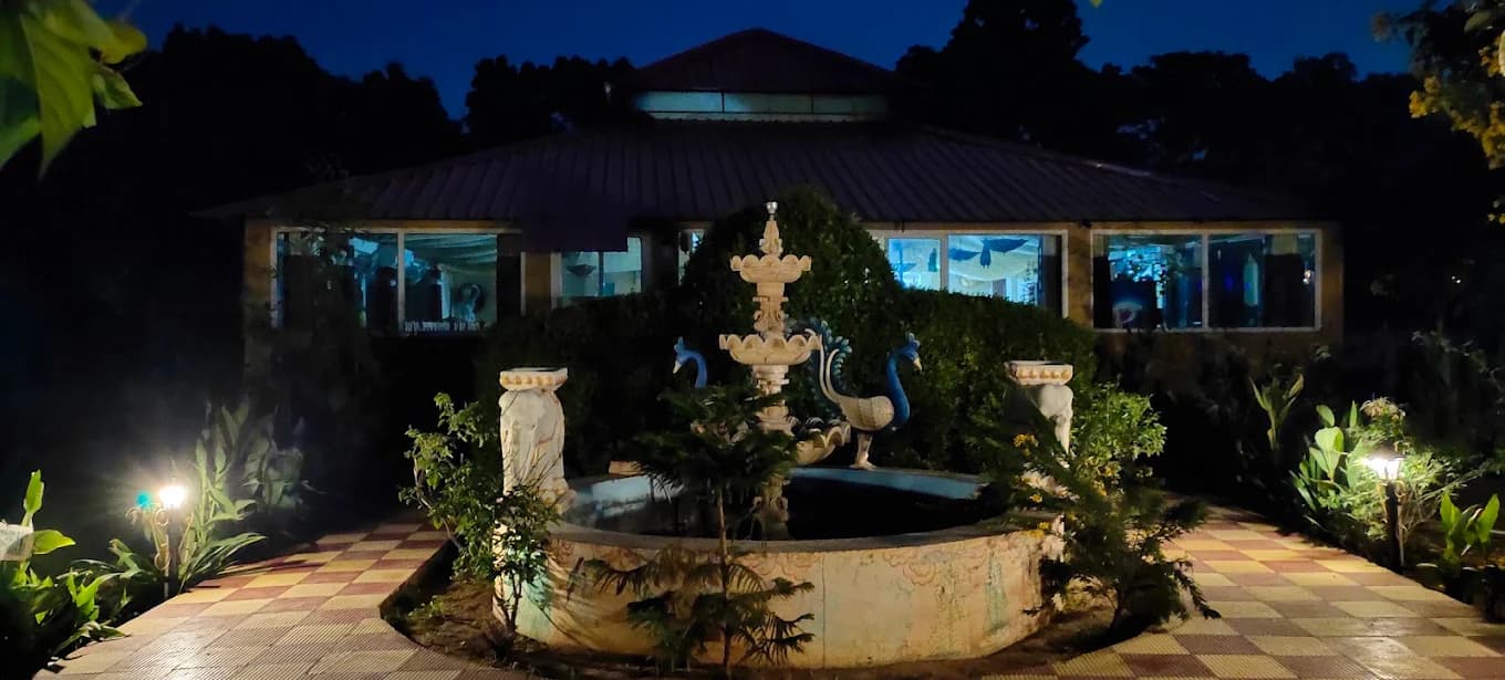 The restaurant at night